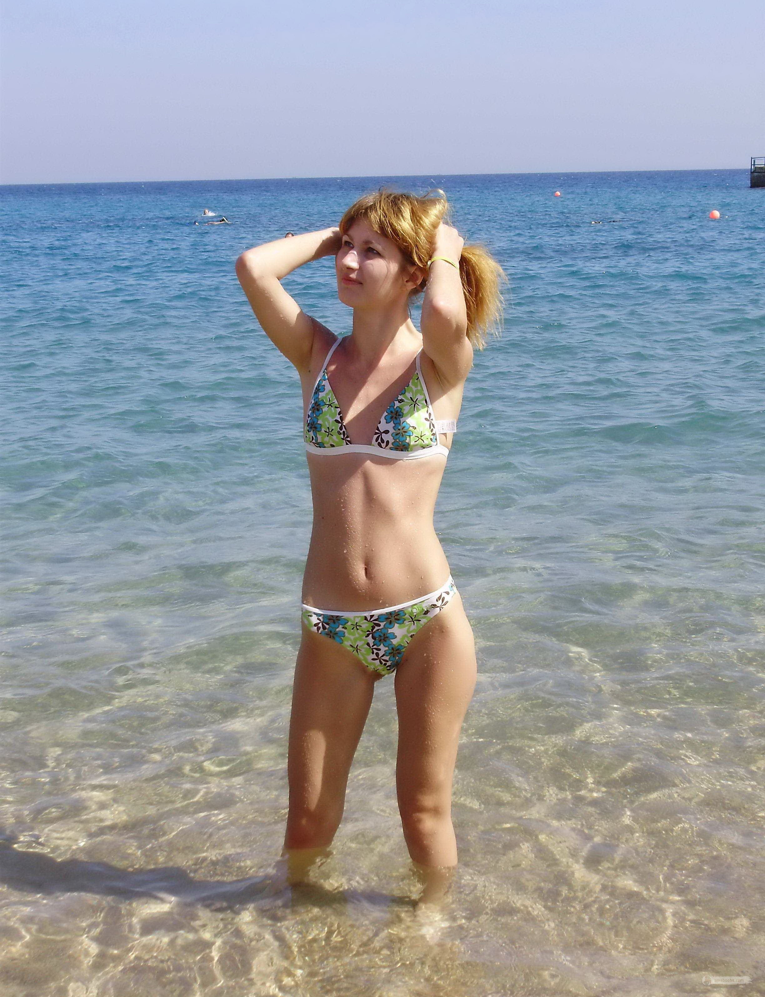 https://amaboobs.com/uploads/posts/2022-07/hot-girl-on-the-beach-306.jpg