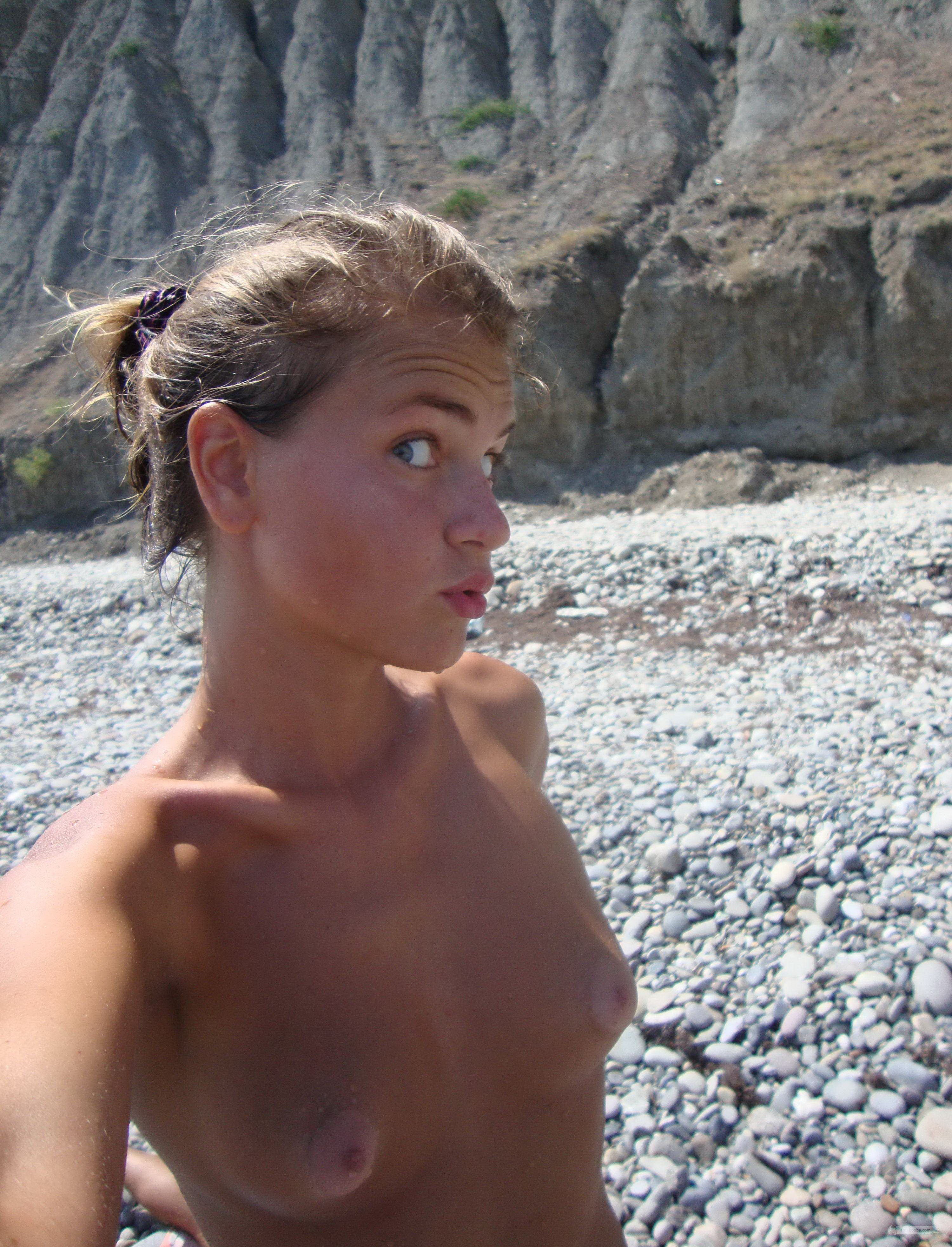 https://amaboobs.com/uploads/posts/2022-07/hot-girl-on-the-beach-501.jpg